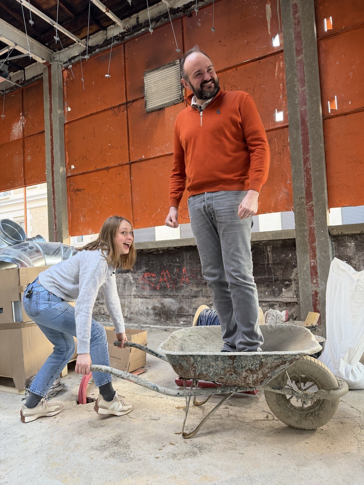 Jeanne Le Gall, cheffe de la Brasserie Les Officiers, et le patron Edouard sur le chantier du restaurant à Vincennes