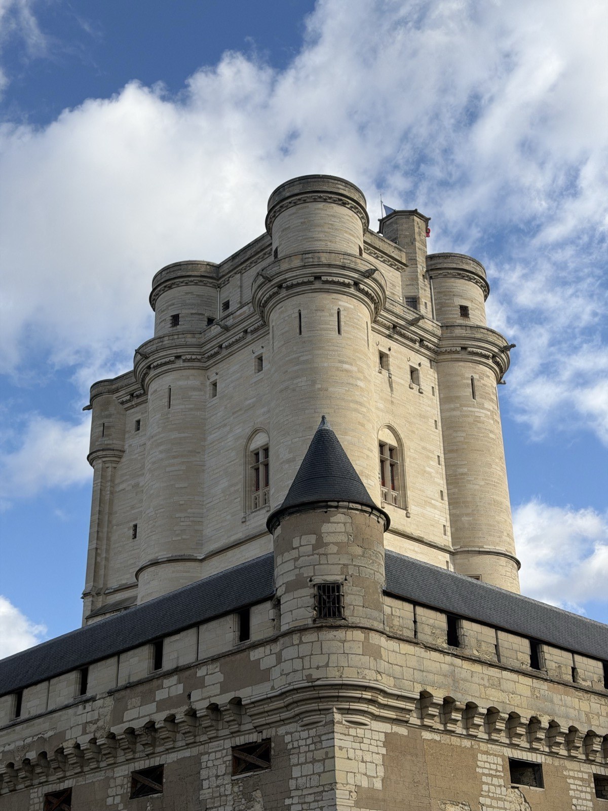 Le donjon médiéval du Château de Vincennes, à deux pas de la Brasserie Les Officiers