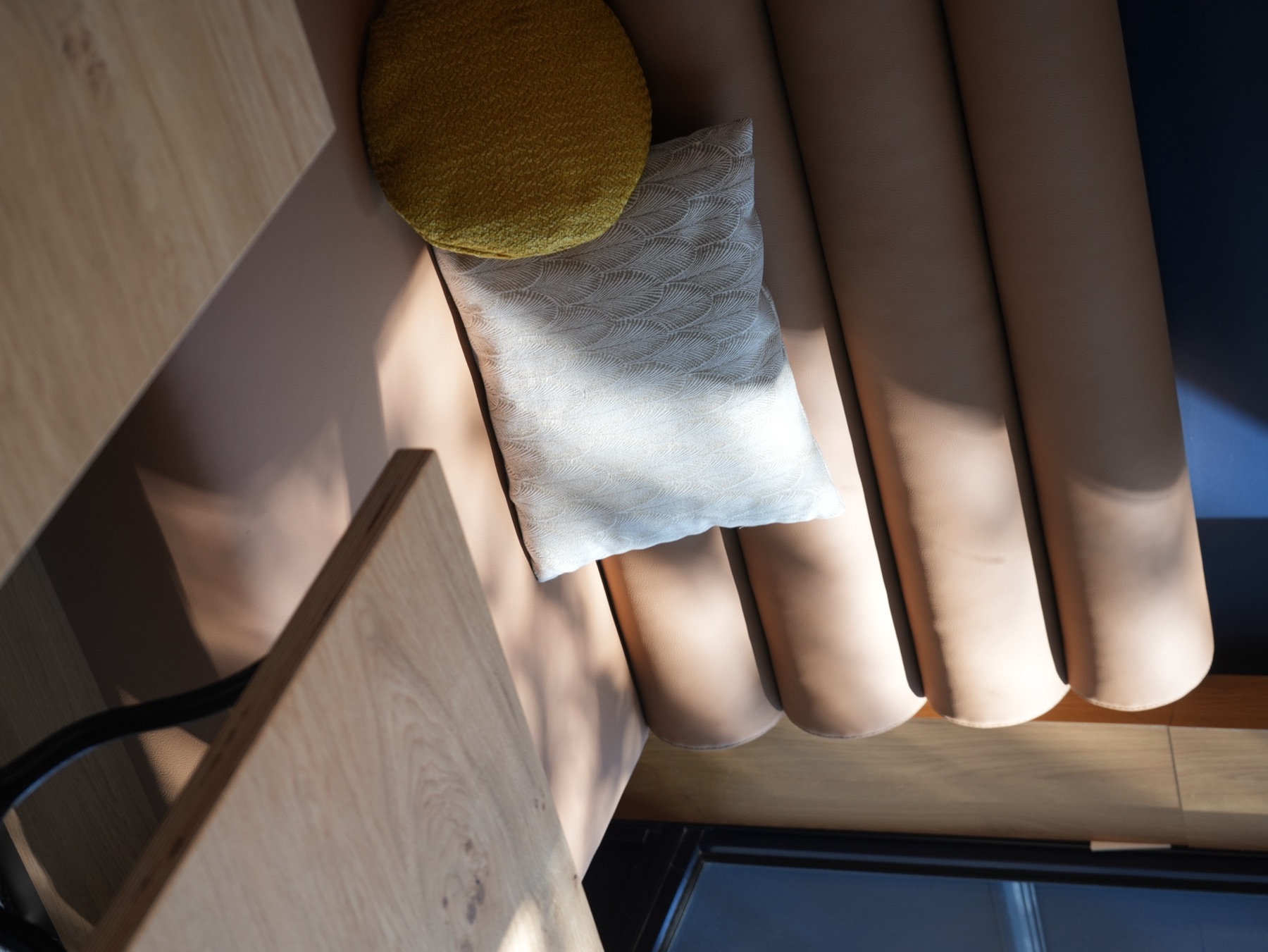 Salle Cosy — banquette cuir camel et coussins chaleureux à la Brasserie Les Officiers