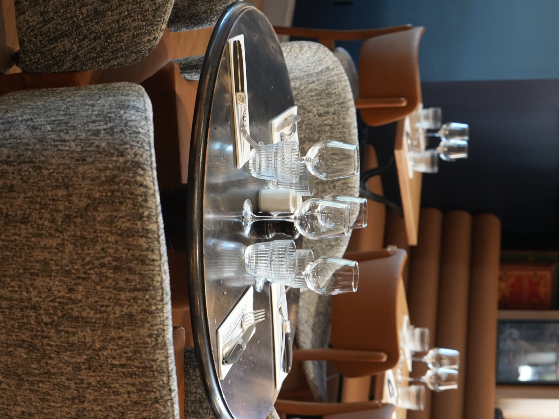 Espace Privatisable — grande table dressée pour événements privés à la Brasserie Les Officiers