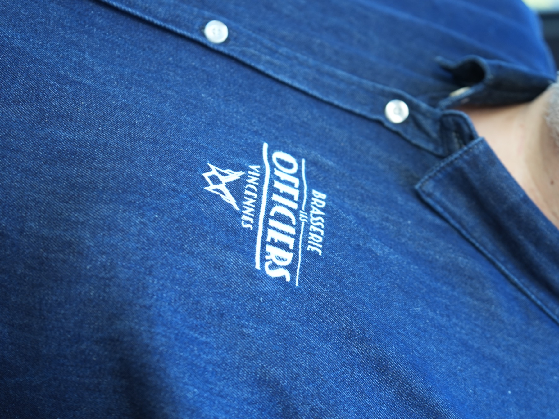 Chemise en denim brodée du logo Brasserie Les Officiers Vincennes · tenue de l'équipe