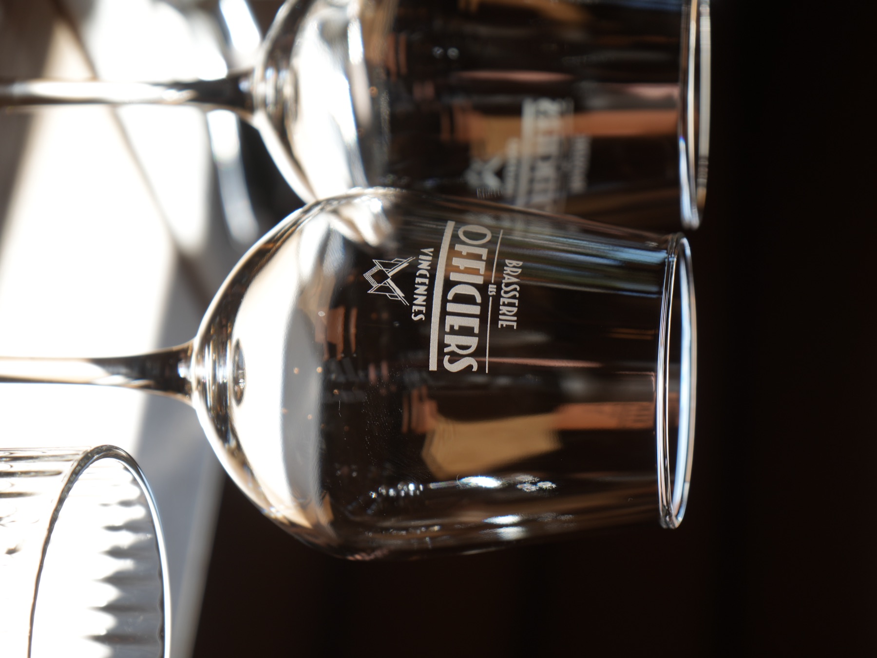 Verres gravés Brasserie Les Officiers Vincennes · art de la table signé