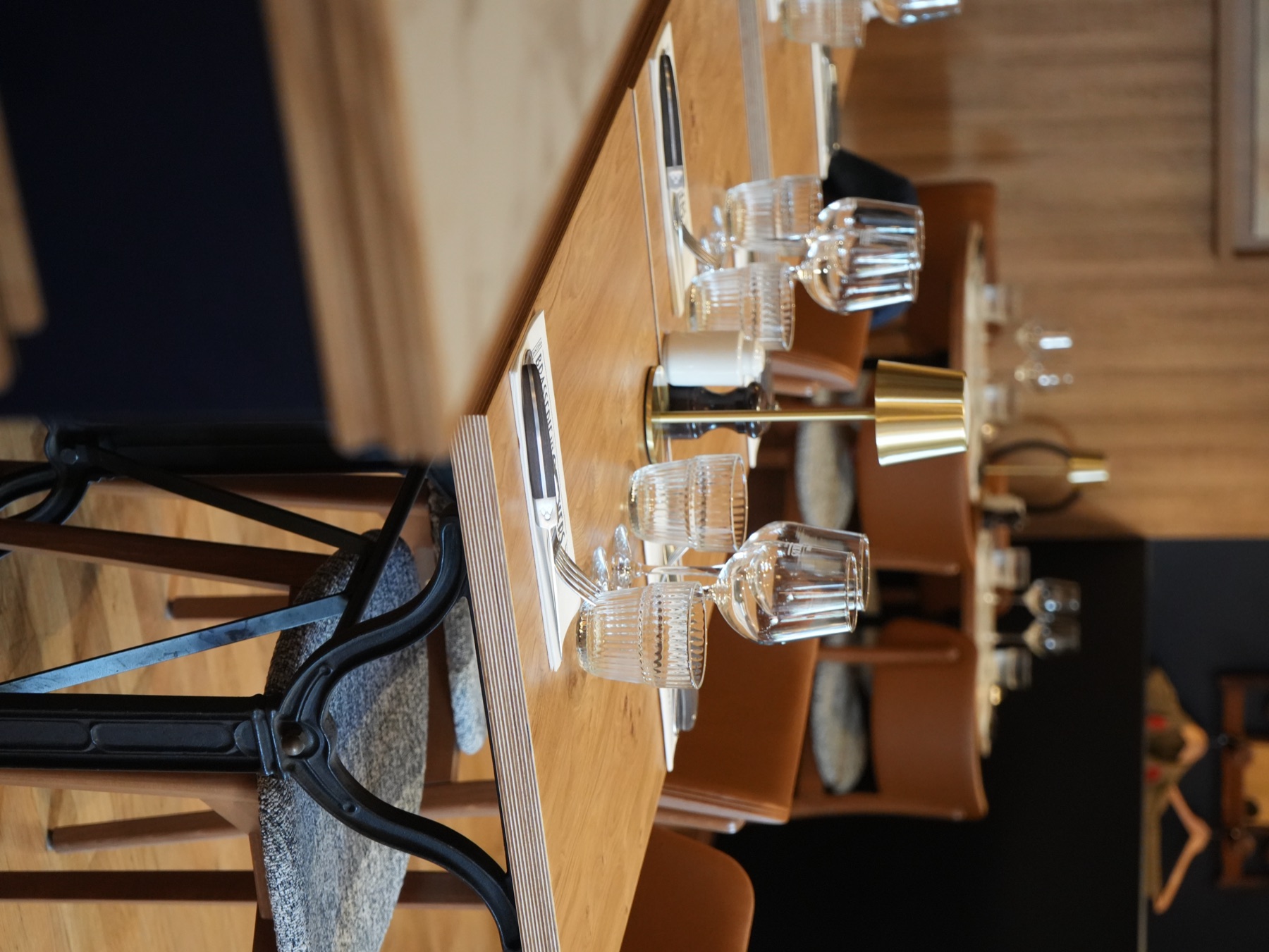 La Salle — tables dressées avec verres, lampes laiton et ambiance chaleureuse à la Brasserie Les Officiers